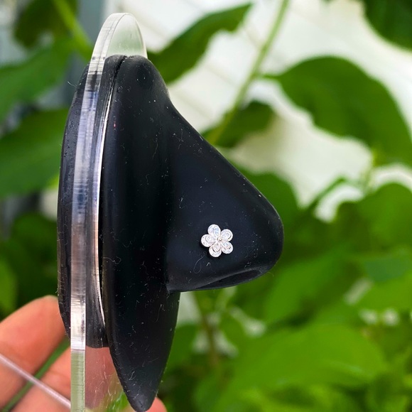Flower 🌸 (L shape Nose Stud) - Picture 2 of 3